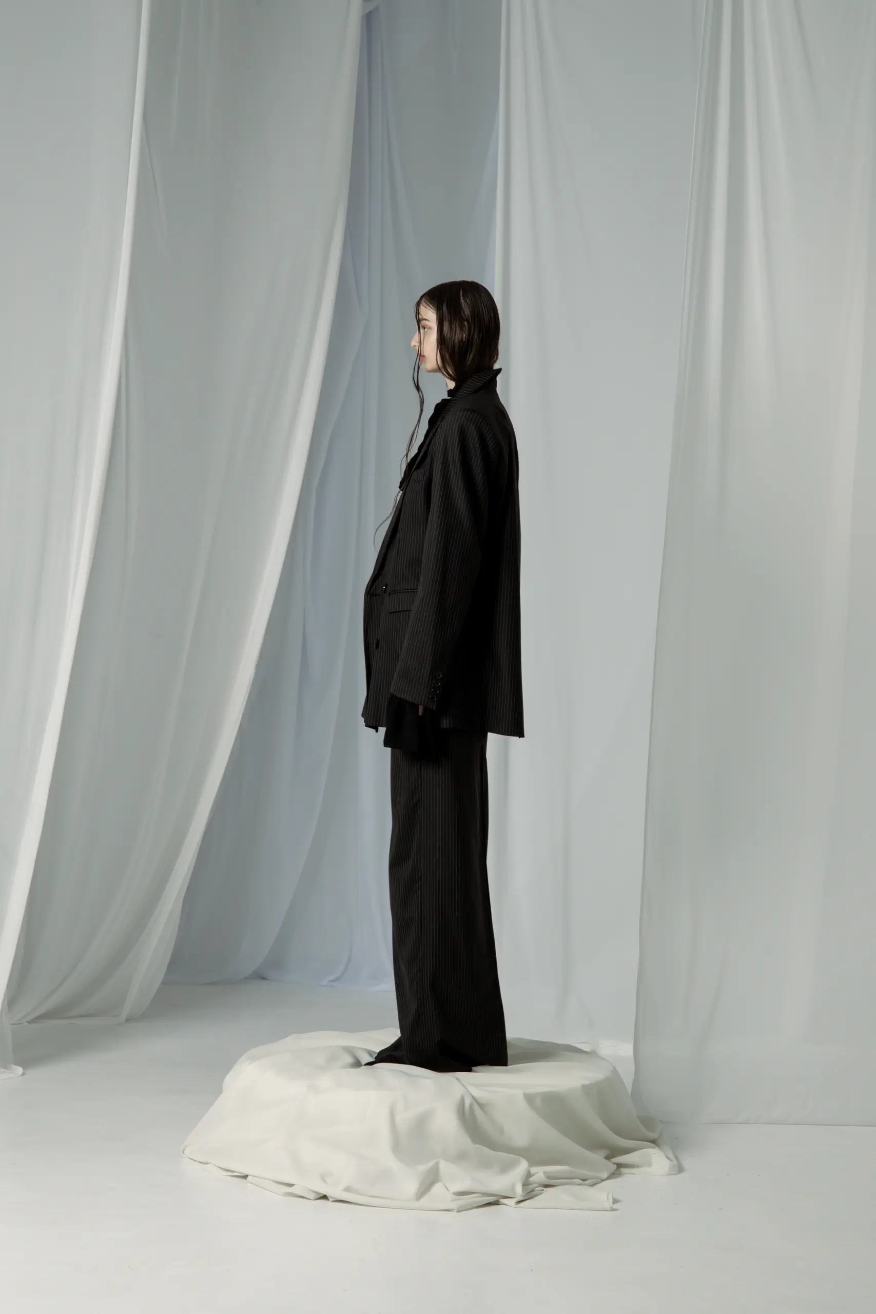 Crno odelo na pruge sa oversize sakoom, model iz profila