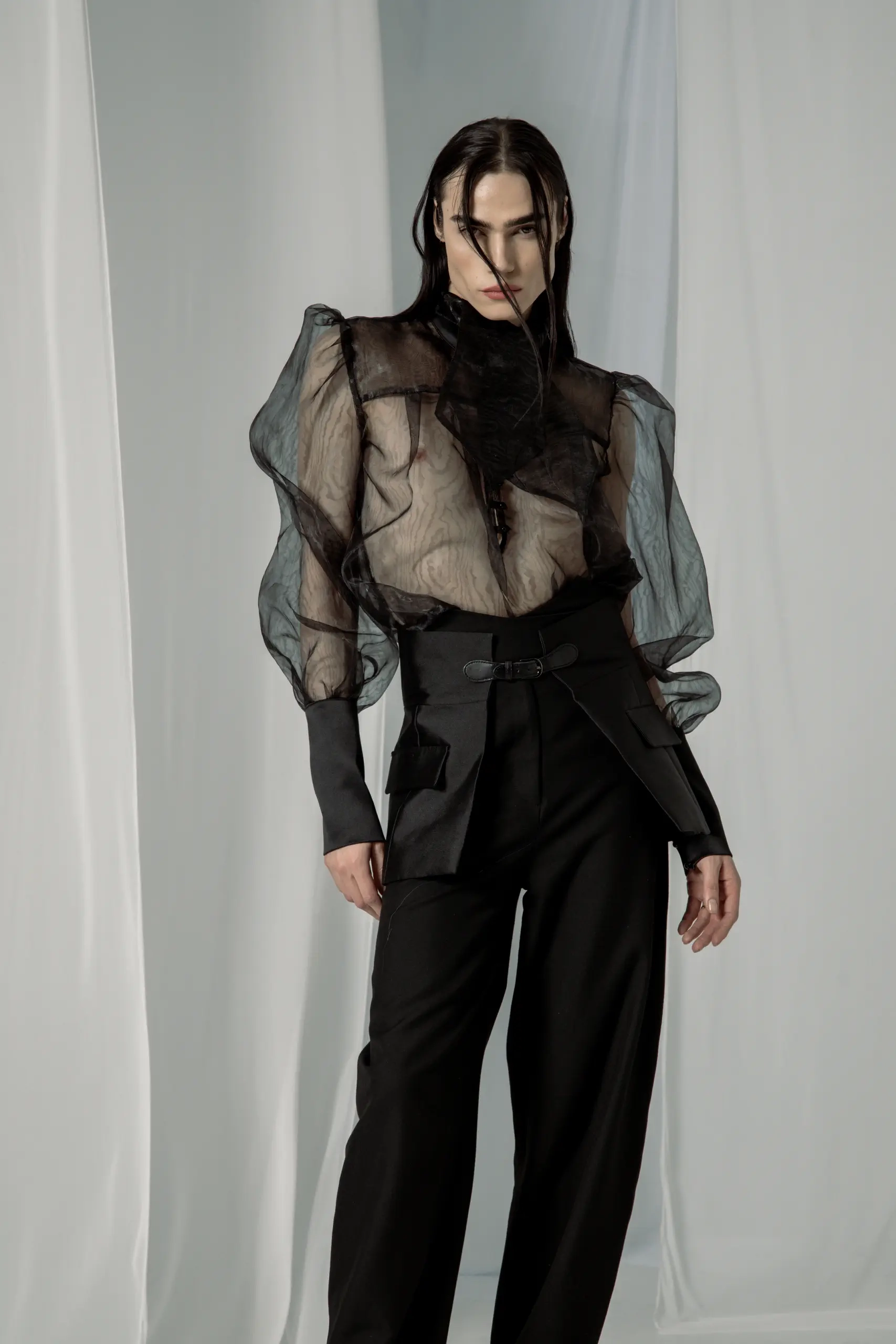 Prozirna organza bluza sa puf rukavima uz široke pantalone visokog struka sa kaišem