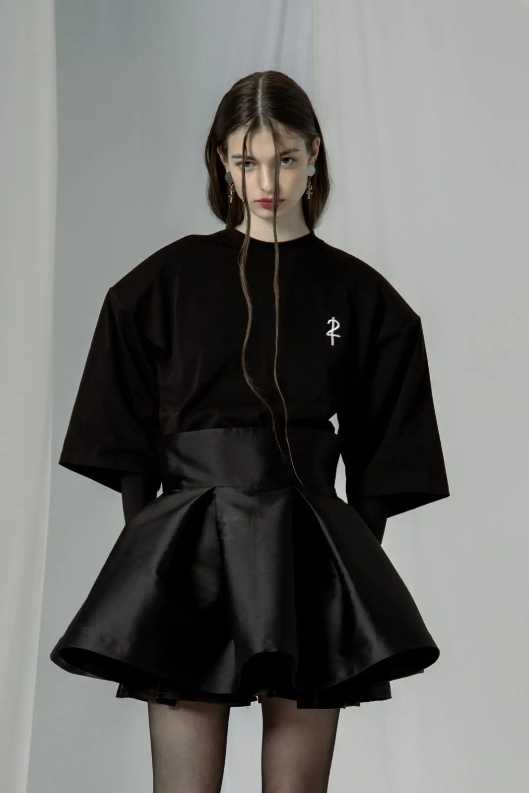 2I Oversized Shoulder Pad T-Shirt — Crna
