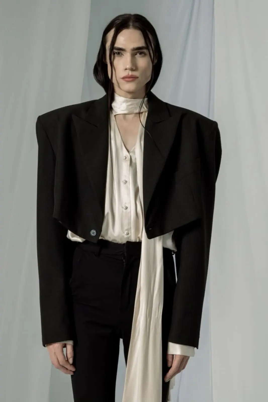 Alberto Cropped Blazer — Crna