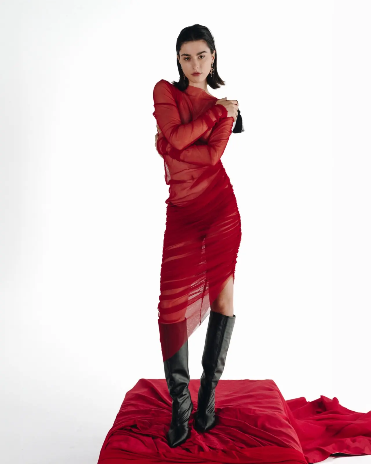 Fotografija 2 od 5 — Crimson Veil Dress