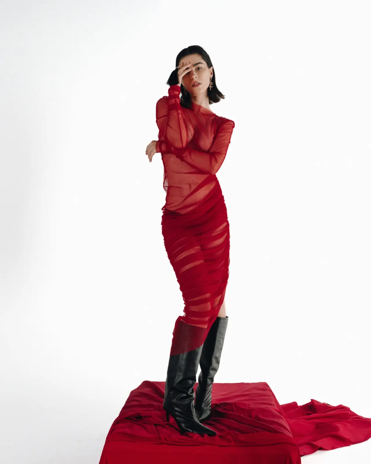 Fotografija 5 od 5 — Crimson Veil Dress