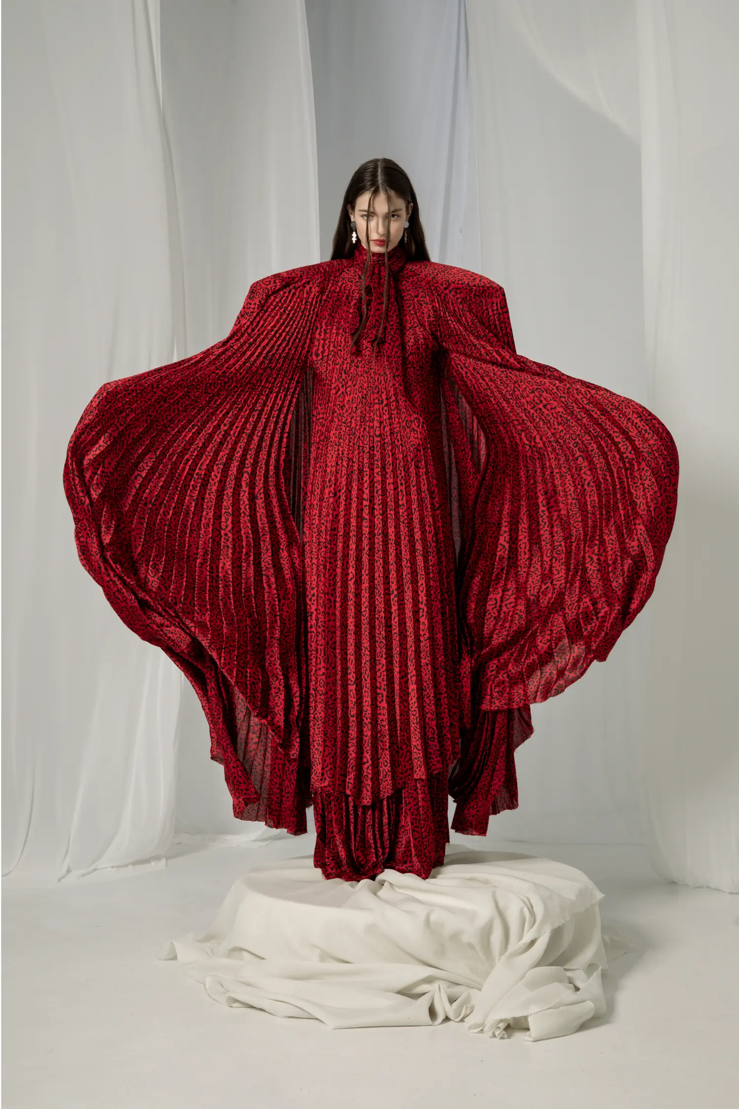 Fotografija 5 od 7 — 'Echo of the Red Bell' Dress