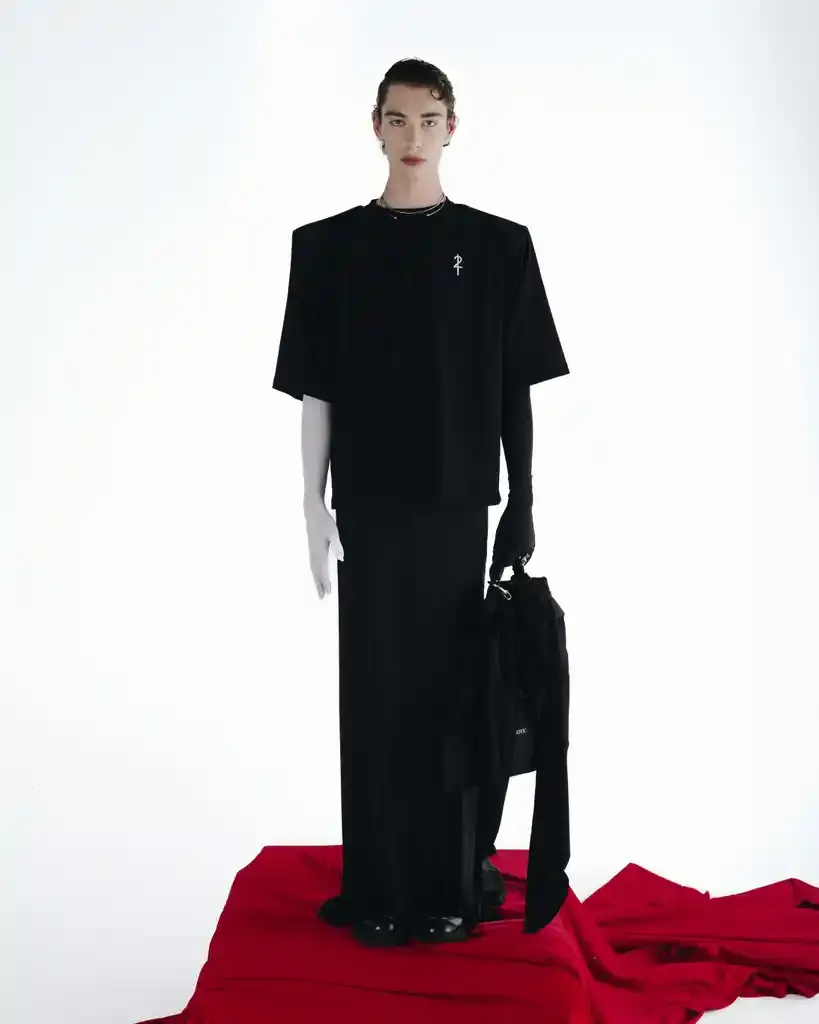 Printed Oversized Shoulder Pad T-Shirt — Crna